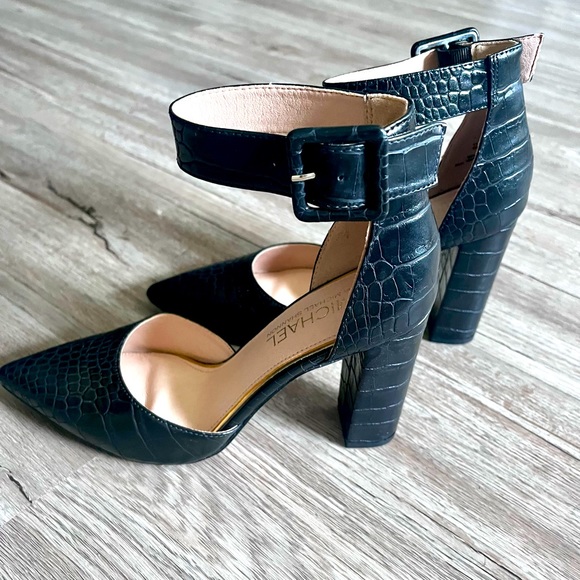 Michael Shannon Sz 7 black pointed tip heels. Like new, only worn one time!! - Picture 2 of 3